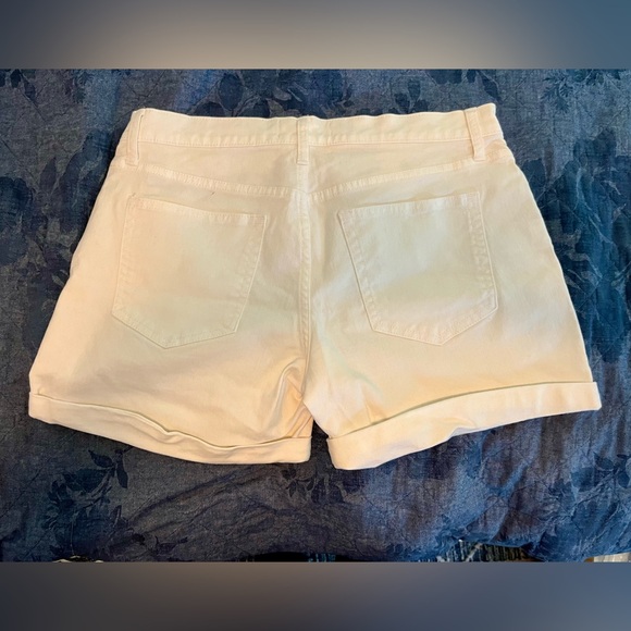 Lightweight denim shorts with cuff - Picture 3 of 3